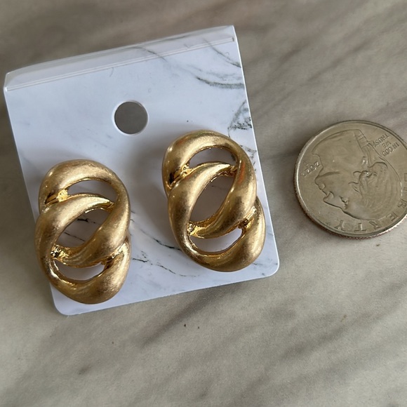 Swirl round post earrings - Picture 5 of 6